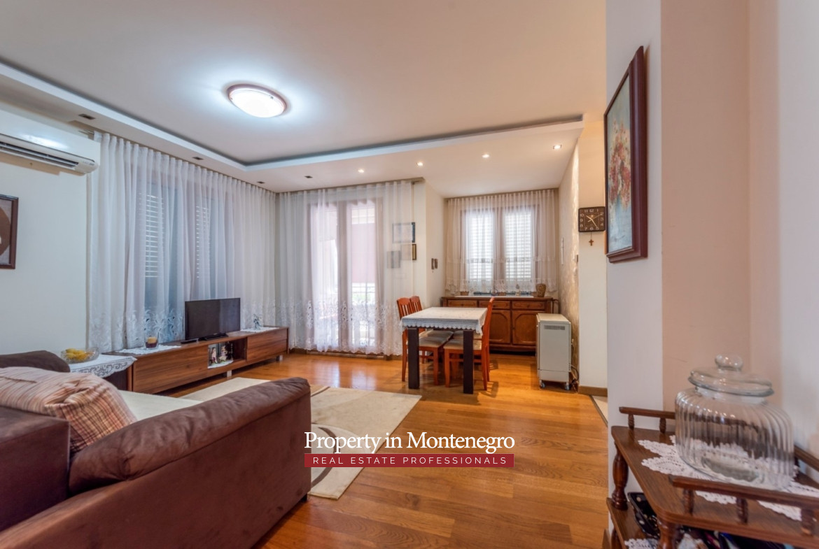 8 one bedroom seafront apartment in Petrovac