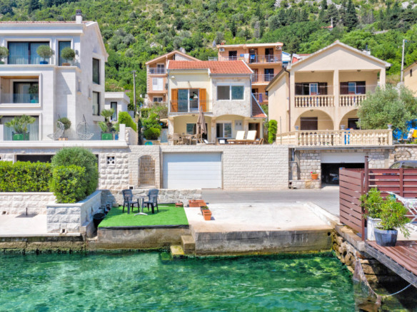 1A waterfront house Muo