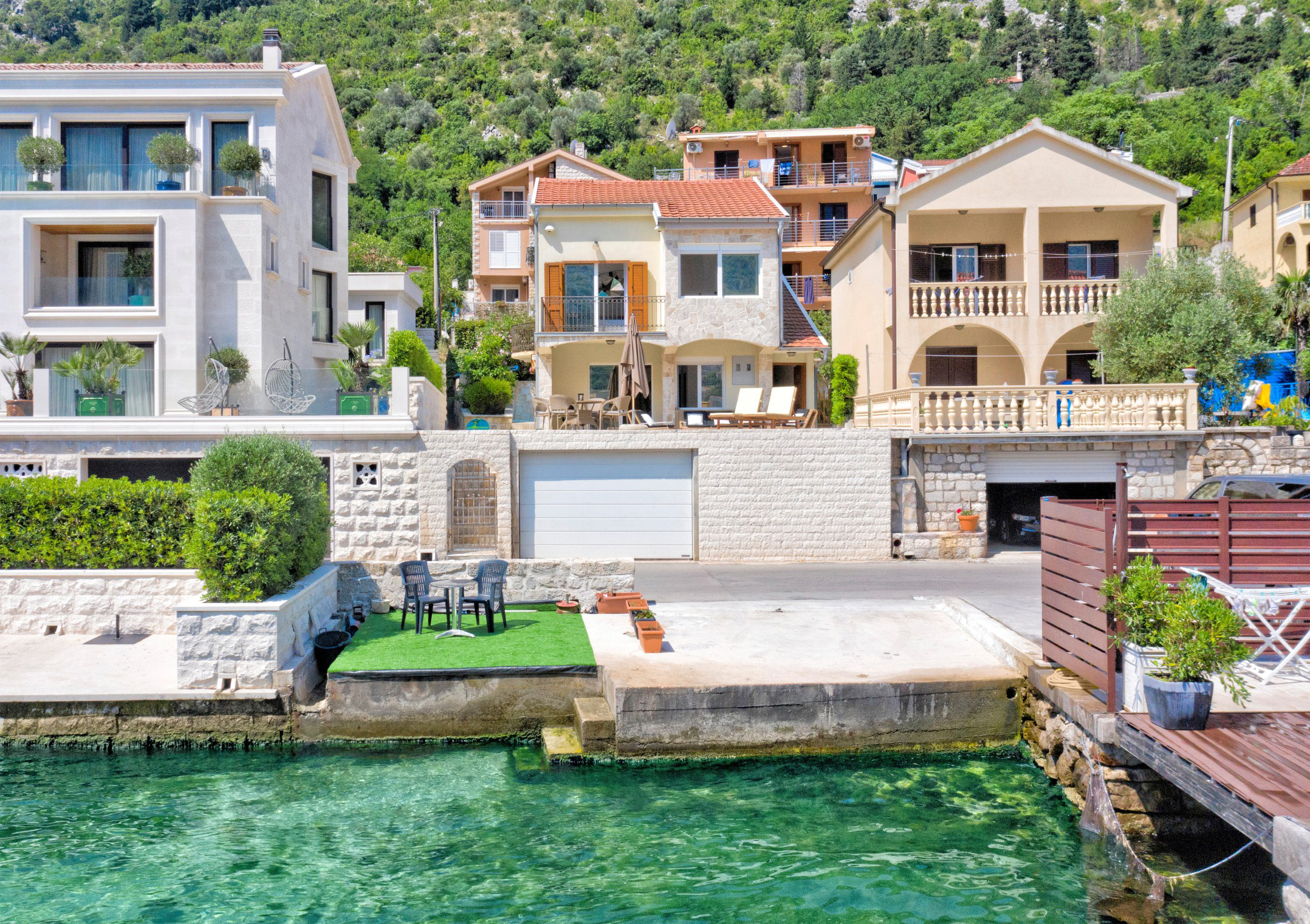 1A waterfront house Muo