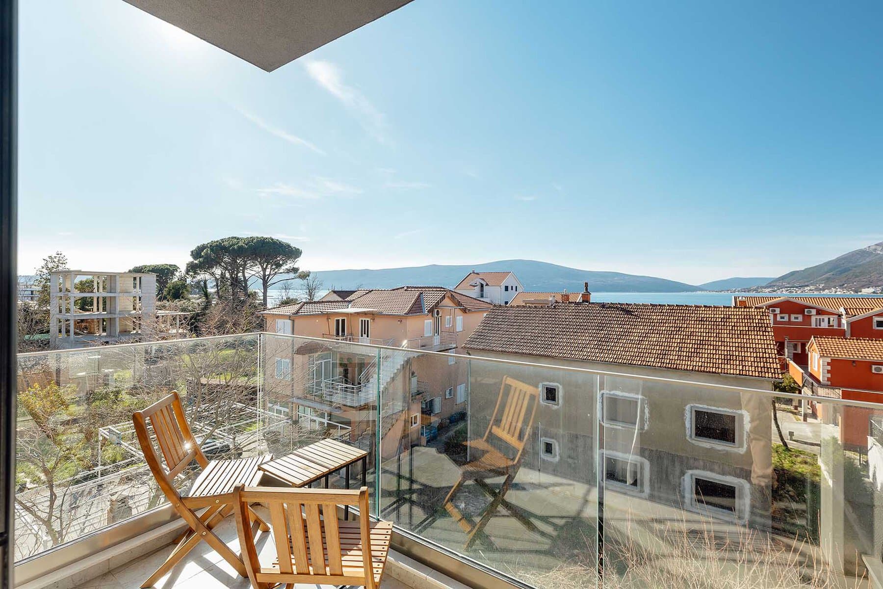 2 - luxury one bedroom apartment with a garage