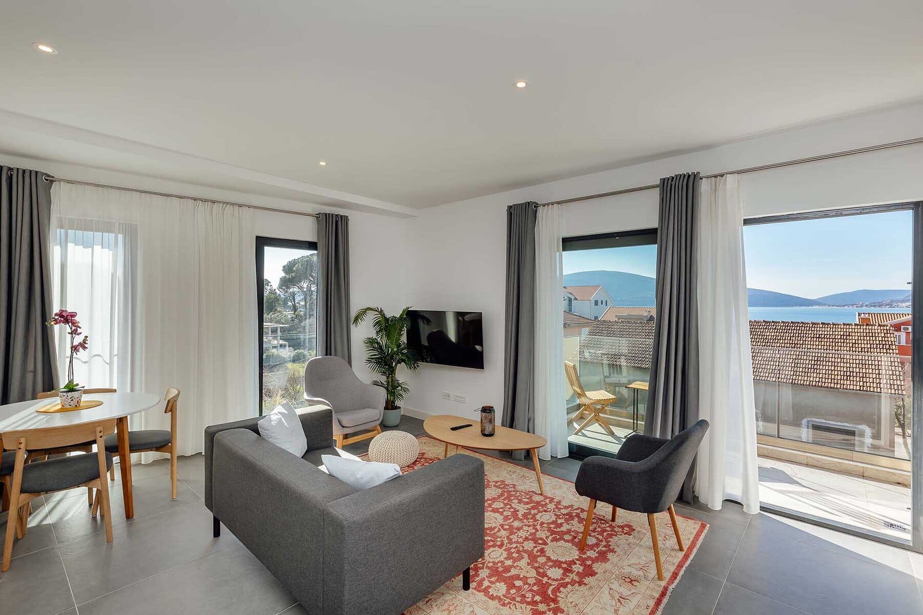 3 - luxury one bedroom apartment with a garage