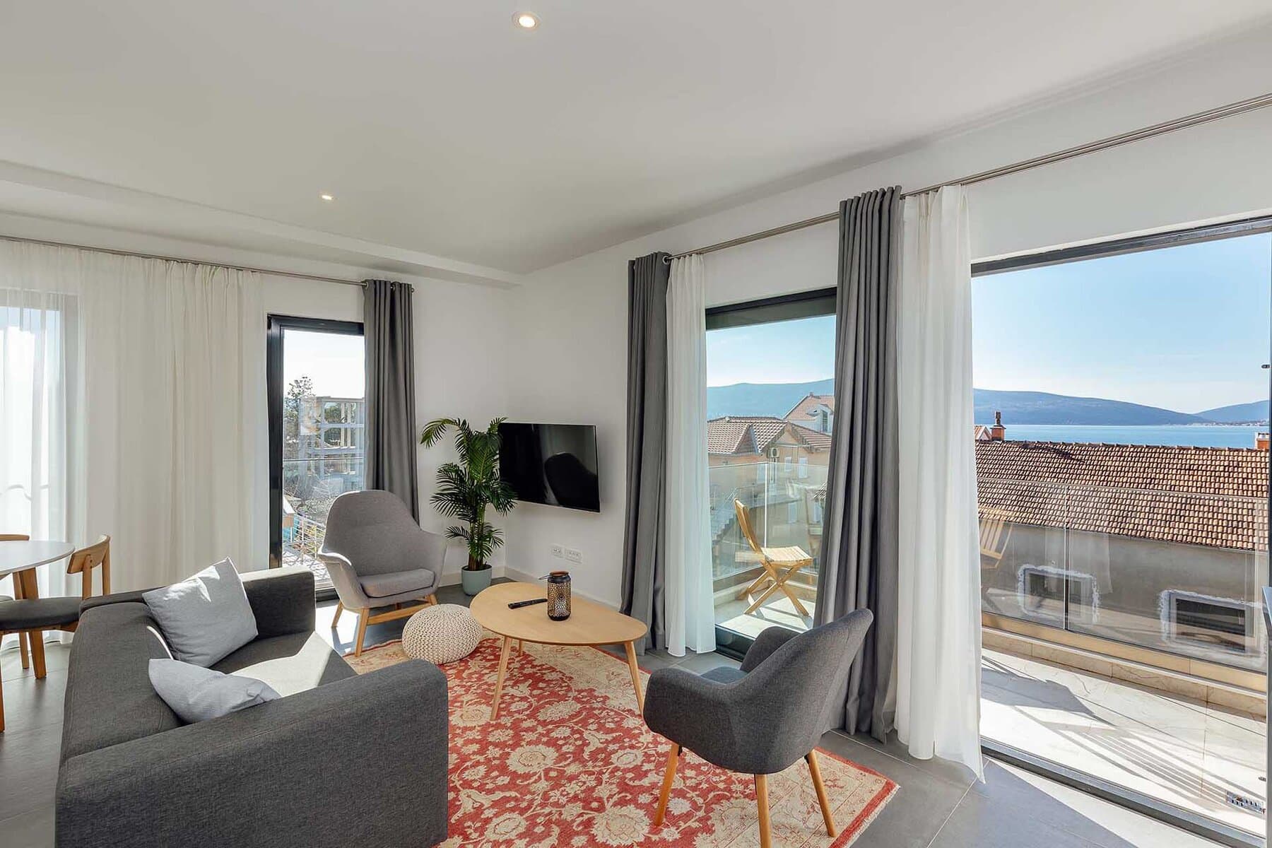 4 - luxury one bedroom apartment with a garage