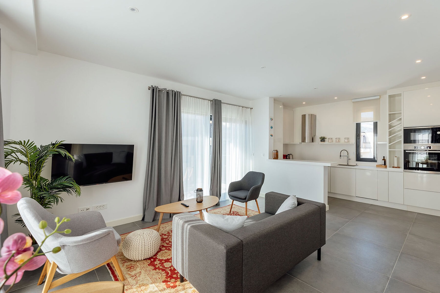 7 - luxury one bedroom apartment with a garage